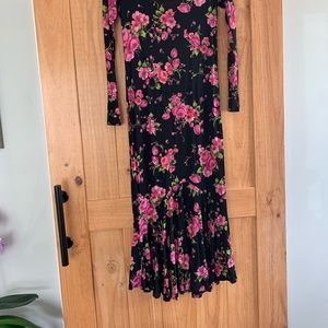 Beautiful fitted midi dress w/ ruffle